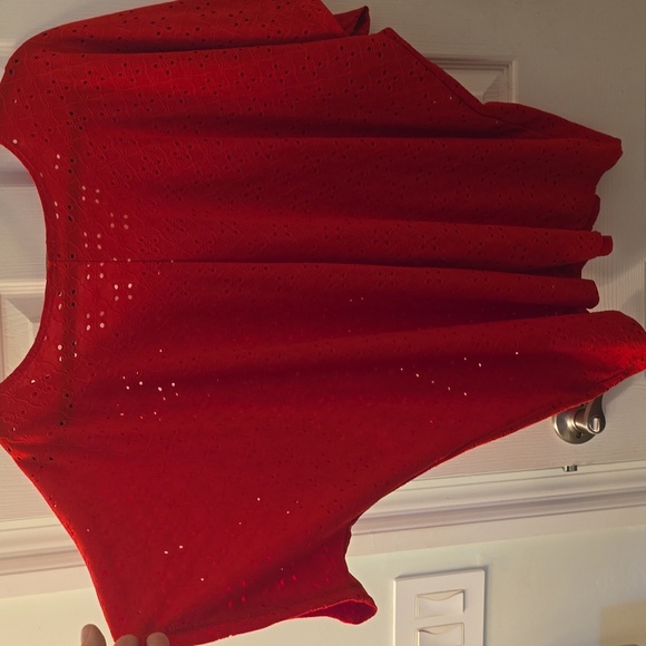 Red Women's Eyelit Batwing Top, Size 1X (0913) - Picture 4 of 6